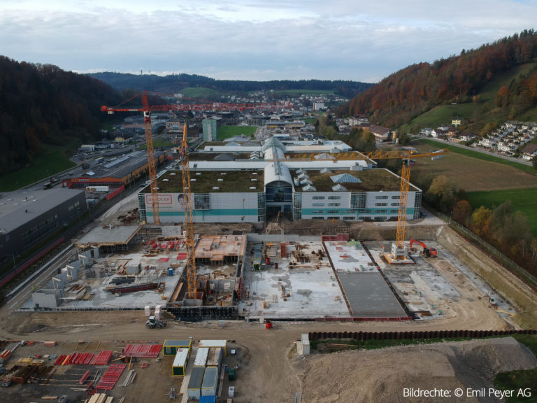 Luftaufnahme des Logistikzentrums in Willisau (Bildrechte: © Emil Peyer AG).