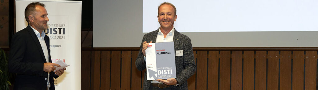 November 2021: Alltron-CEO  nimmt die Plakette für den zweiten Platz beim «Disti Award» entgegen.